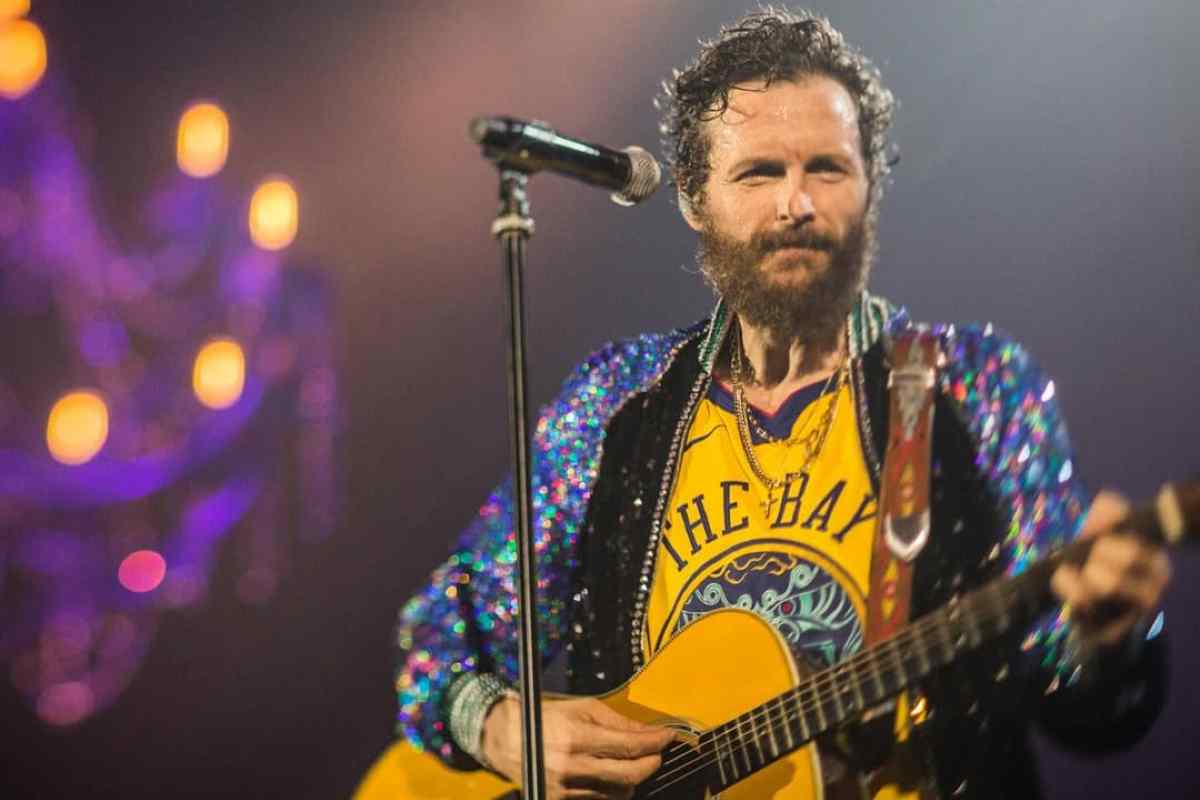 Jovanotti ha esordito come DJ nei primi anni '80, ma è stato con brani come "Gimme Five" che ha guadagnato una notorietà